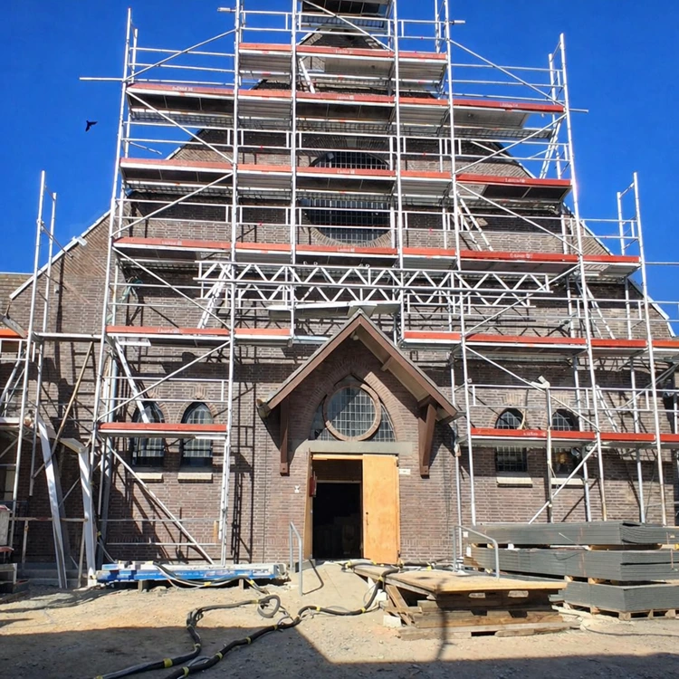 Een mooie gerenoveerde kerk met nieuwe isolatie