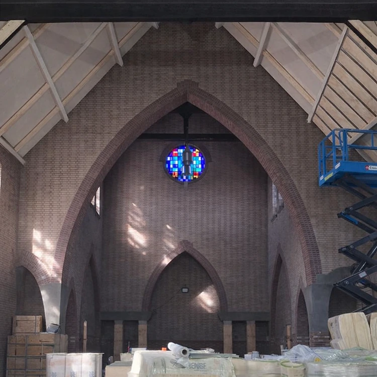 Een mooie gerenoveerde kerk met nieuwe isolatie