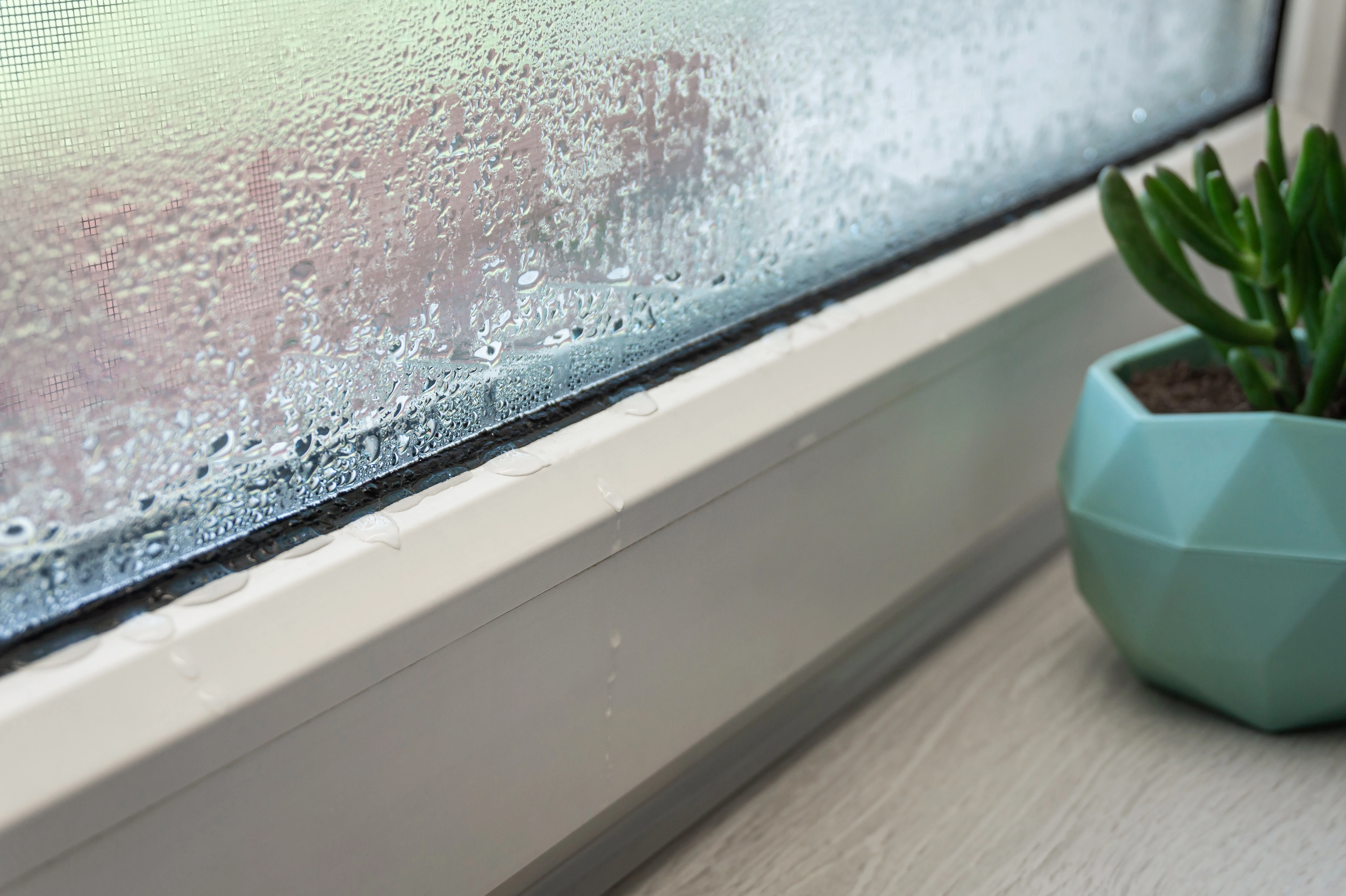 Een beslagen ruit door slechte ventilatie