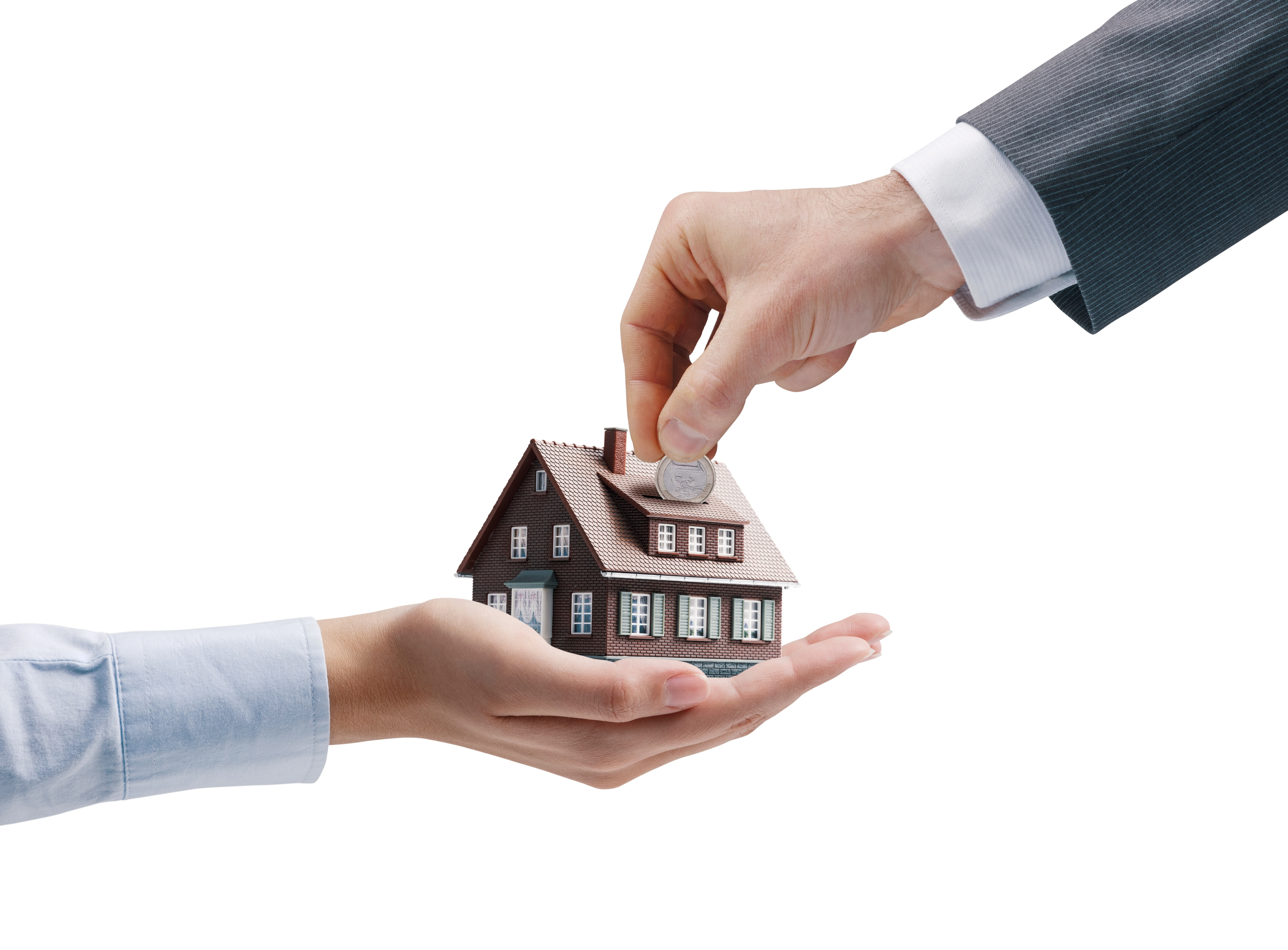 Twee handen houden een huis vast waarin geld wordt gestopt – symbool voor investering in isolatie